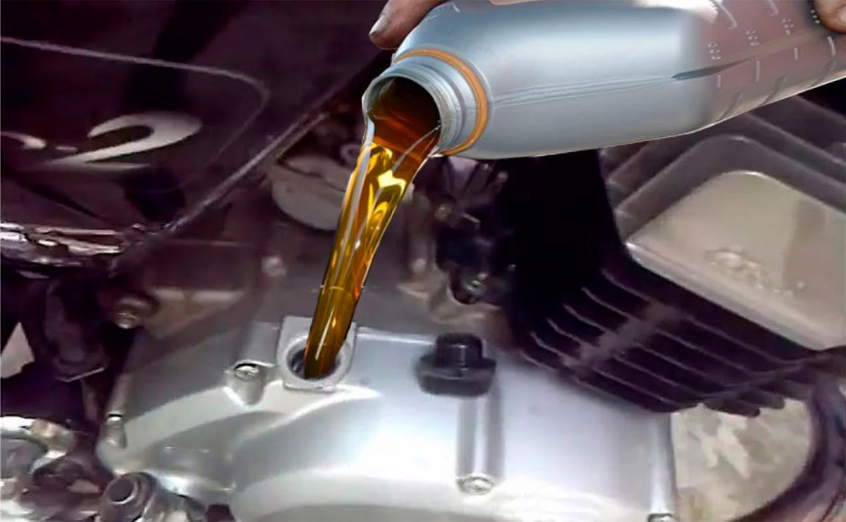Motor de moto en mantenimiento