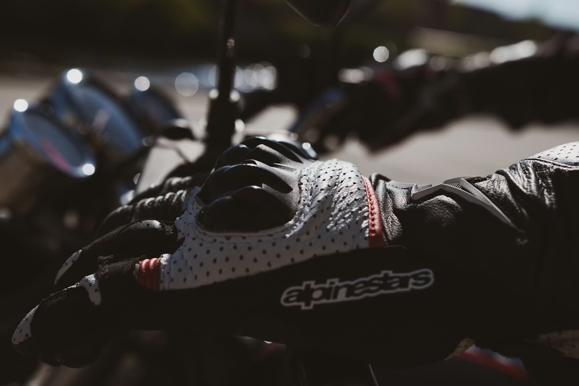 Detalle de protecciones en guantes de moto